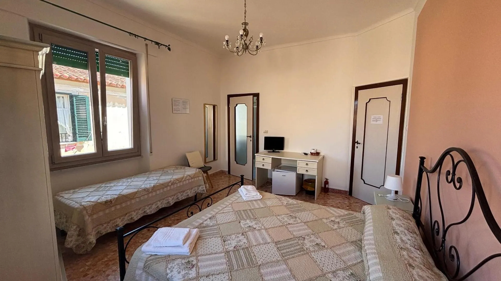 Regina Margherita Rooms Stanza Matrimoniale Con Bagno Privato La Maddalena  Włochy