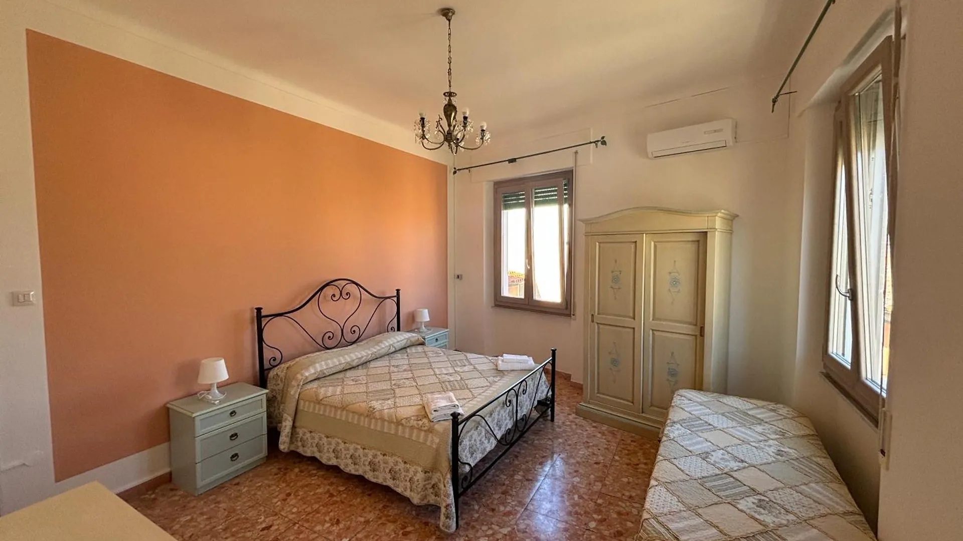 Regina Margherita Rooms Stanza Matrimoniale Con Bagno Privato La Maddalena  Kwatera prywatna La Maddalena (Sassari)